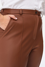 Жіночі класичні штани з еко-шкіри коричневого кольору Garne 3041232 фото №11