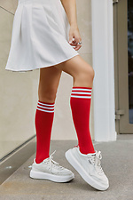 Rote kniehohe Baumwoll-Kniestrümpfe mit weißen Streifen M-SOCKS 2040233 Foto №1