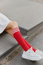 Rote kniehohe Baumwoll-Kniestrümpfe mit weißen Streifen M-SOCKS 2040233 Foto №4