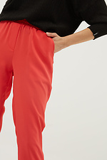 Деловые брюки 1207 свободной посадки из костюмки красного цвета Garne 3039239 фото №5
