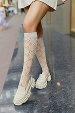 Kniehohe Kniestrümpfe aus beiger Baumwolle mit orangefarbenem Muster M-SOCKS 2040243 Foto №1