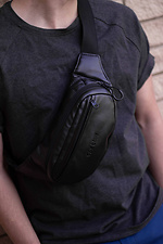 Чорна поясна сумка бананка з глянсового шкірозамінника з виходом для навушників Custom Wear 8025245 фото №4