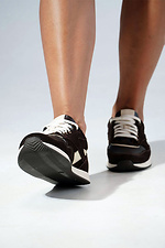 Schokoladenbraune Damen-Sneaker aus einer Kombination von Leder und Wildleder.  4206246 Foto №3