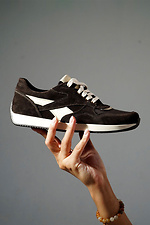 Schokoladenbraune Damen-Sneaker aus einer Kombination von Leder und Wildleder. 4206246 Foto №5