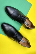 Классические черные туфли из натуральной кожи  8019250 фото №2
