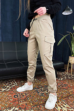 Коттоновые штаны джоггеры бежевого цвета на манжетах GEN 8000251 фото №1