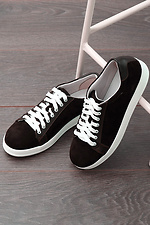 Czarne skórzane trampki z białymi butami z zamszowymi wstawkami  4205253 zdjęcie №4