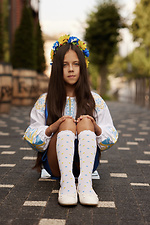 Weiße, durchscheinende Kniestrümpfe für Kinder mit blauen und gelben Punkten M-SOCKS 2040265 Foto №2