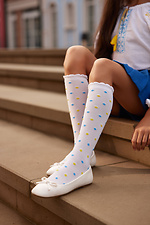 Weiße, durchscheinende Kniestrümpfe für Kinder mit blauen und gelben Punkten M-SOCKS 2040265 Foto №3