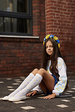 Weiße, durchscheinende Kniestrümpfe für Kinder mit blauen und gelben Punkten M-SOCKS 2040265 Foto №6