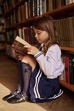 Dunkelblaue durchbrochene Kniestrümpfe für Kinder mit Schleife M-SOCKS 2040273 Foto №1