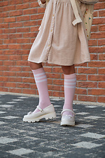 Rosa Kniestrümpfe für Kinder mit weißen Streifen. M-SOCKS 2040289 Foto №3
