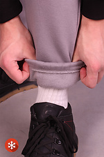 Теплые спортивные штаны на флисе с манжетами в сером цвете GEN 8000293 фото №9