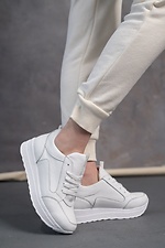 Шкіряні міські кросівки весняні білого кольору на платформі  8019309 фото №1