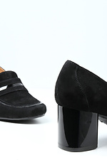 Klassische geschlossene Schuhe aus schwarzem Wildleder mit eckigen Absätzen  4205321 Foto №3