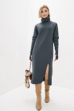 Теплое вязаное платье прямого кроя с воротником-хомут и разрезом на ноге  4038331 фото №1