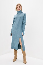 Теплое вязаное платье прямого кроя с воротником-хомут и разрезом на ноге  4038332 фото №1
