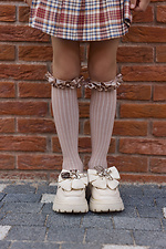 Beigefarbene Kinderkniestrümpfe mit Bandrüsche M-SOCKS 2040339 Foto №3