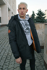 Warmer schwarzer Parka mit langem Schnitt für den Winter mit Kapuze und Strickbündchen Custom Wear 8025342 Foto №4