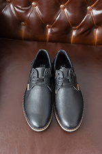 Чоловічі шкіряні туфлі на шнурках у чорному кольорі  8019344 фото №2