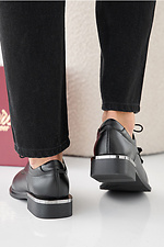 Schwarze Damen-Lederschuhe fr Frhling und Herbst  2505349 Foto №7