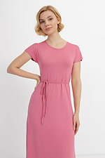 Трикотажна сукня LUISA рожевого кольору під пояс із короткими рукавами Garne 3040353 фото №3