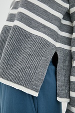 Полушерстяной вязаный свитер в узор полоска с высоким воротником  4038353 фото №4