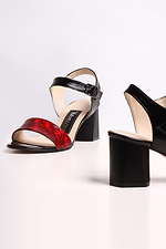 Czerwono-czarne skórzane sandały na szerokim obcasie  4205358 zdjęcie №4