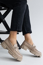 Бежевые классические женские туфли лоферы из натуральной кожи с цепью  8019366 фото №1