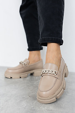 Бежевые классические женские туфли лоферы из натуральной кожи с цепью  8019366 фото №3