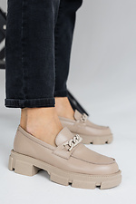 Бежеві класичні жіночі туфлі лофери з натуральної шкіри з ланцюгом  8019366 фото №8