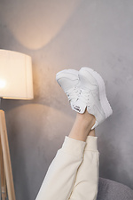 Белые кожаные кроссовки на платформе для города  8018367 фото №7