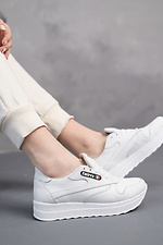 Белые кожаные кроссовки на платформе для города  8018367 фото №9