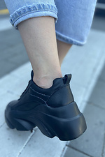 Stylische Sneakers aus schwarzem Leder mit hohem Plateau  4205368 Foto №3