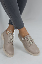 Beżowe klasyczne buty damskie wykonane ze skóry naturalnej  8019372 zdjęcie №4