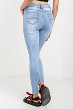 Jasnoniebieskie dżinsy ze stretchem z zadrapaniami  4014373 zdjęcie №8