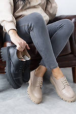 Бежевые женские туфли из натуральной кожи на платформе  8019375 фото №2
