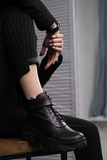 Черные осенние ботинки на массивной платформе  8018376 фото №16