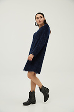 Мохнатое платье-свитер длиной до колен из трикотажа "травка" синего цвета Garne 3039377 фото №2