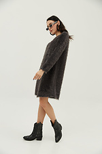 Мохнатое платье-свитер FLUFFY длиной до колен из трикотажа "травка" серого цвета Garne 3039378 фото №2