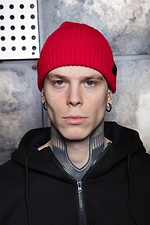 Теплая вязаная шапка красного цвета с отворотом Custom Wear 8025381 фото №2