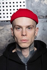 Теплая вязаная шапка красного цвета с отворотом Custom Wear 8025381 фото №4