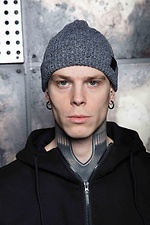 Теплая вязаная шапка серого цвета с отворотом Custom Wear 8025383 фото №2