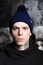 Теплая вязаная шапка синего цвета с помпоном и отворотом Custom Wear 8025387 фото №2