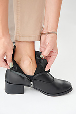 Schwarze Damen-Lederstiefel fr Frhling und Herbst 2505390 Foto №10