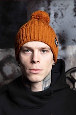 Теплая вязаная шапка рыжего цвета с помпоном и отворотом Custom Wear 8025391 фото №2