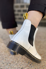 Chelsea-Stiefel aus weißem Leder mit elastischen Bändern  4205392 Foto №4