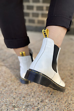 Chelsea-Stiefel aus weißem Leder mit elastischen Bändern  4205392 Foto №5