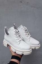 Осенние кожаные ботинки на платформе белого цвета 8019397 фото №10