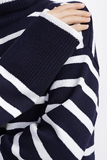 Теплый вязаный свитер в полоску с высоким воротником  4038402 фото №4